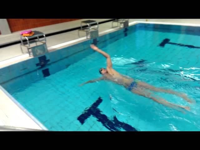 Rücken Rotation für besseres Rücken schwimmen - perfekt schwimmen